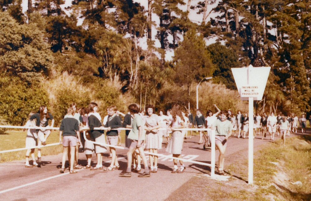 Students at school gate (1981)